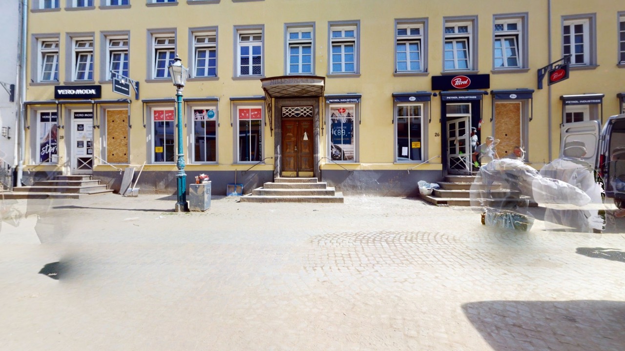 Vorschau des ersten Rundgangs: Hausfassade in Bad Münstereifel, vor den Schaufenstern Aufräumarbeiten