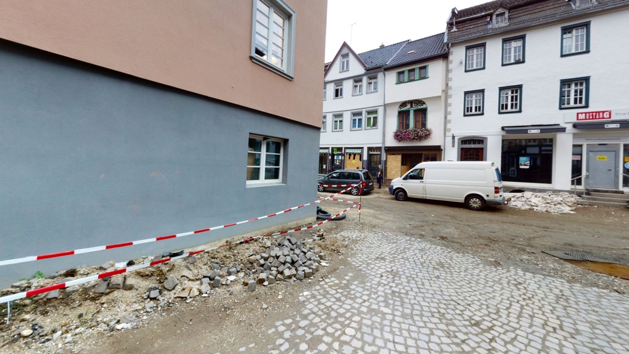 Vorschau des 3D-Rundgangs: Altstadtgasse in Bad Münstereifel mit Absperrband und aufgenommenem Pflaster